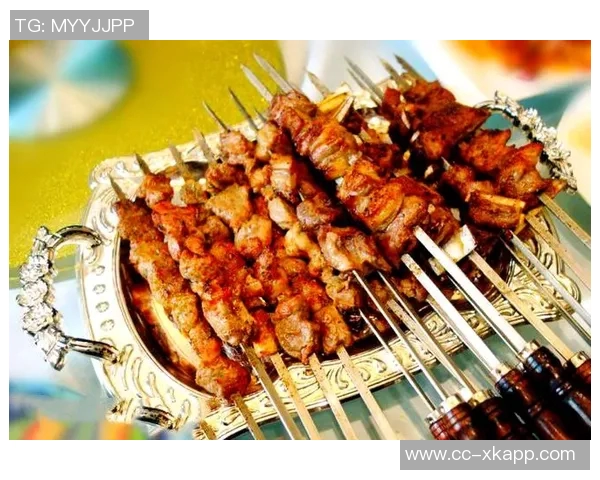 媒体人分享与亚当斯赛后夜宵合影羊肉串烧烤尽享美味时光